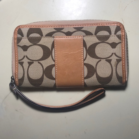 Small Coach Wristlet With Signature Fabric - Picture 4 of 7